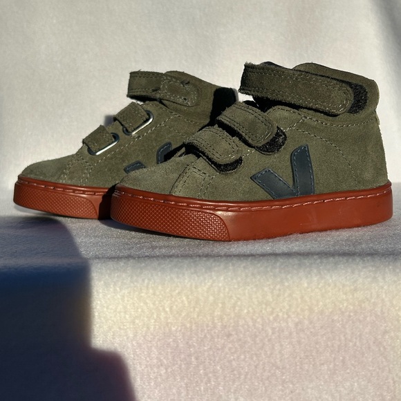 Veja Kids Green and Red High-Top Sneakers. - Picture 2 of 7